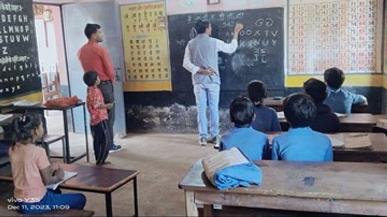 सफलता में स्वयं की भूमिका ही अधिक होती है - विप्लव साहू : स्कूल और आंगनबाड़ी सेंटर्स में दौरा