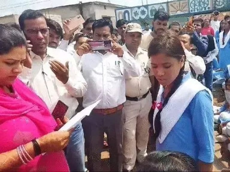 STUDENT : सड़क पर प्रदर्शन कर रही छात्राओं को तहसीलदार ने दी जेल भेजने की धमकी