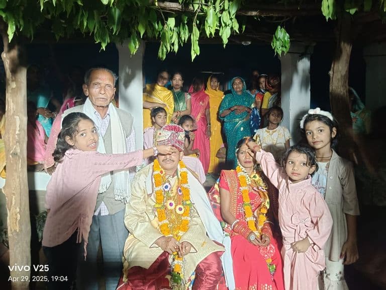 फिजूलखर्ची नहीं, सादगी से रचे रिश्ते – समाज ने ठेका विवाह से दी नई दिशा...सादगी से बंधा 40 वर्षीय वर और 38 वर्षीय वधू का गठबंधन