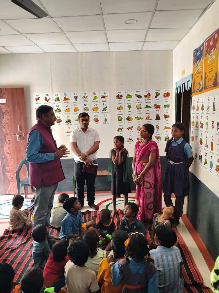 प्रभारी आयुक्त ने छात्रावासों व पीएम जनमन योजना के कार्यों का किया आकस्मिक निरीक्षण