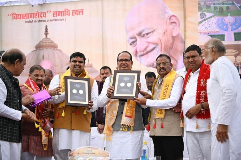 शिवराज सिंह चौहान ने मां बम्लेश्वरी मंदिर में की पूजा-अर्चना, चन्द्रगिरि तीर्थ में आचार्य विद्यासागर महाराज को किया नमन