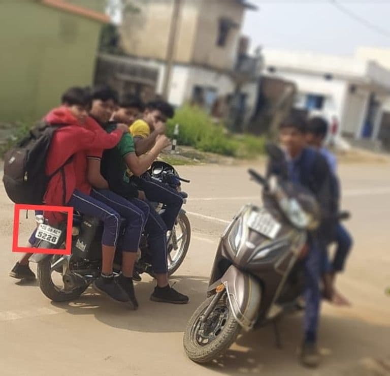 नियम तो बनते हैं तोड़ने के लिए! यातायात नियम बेहाल…छात्र दिखा रहे पांच सीट पोज़ पर मोटरसाइकिल चलाने का जलवा ?